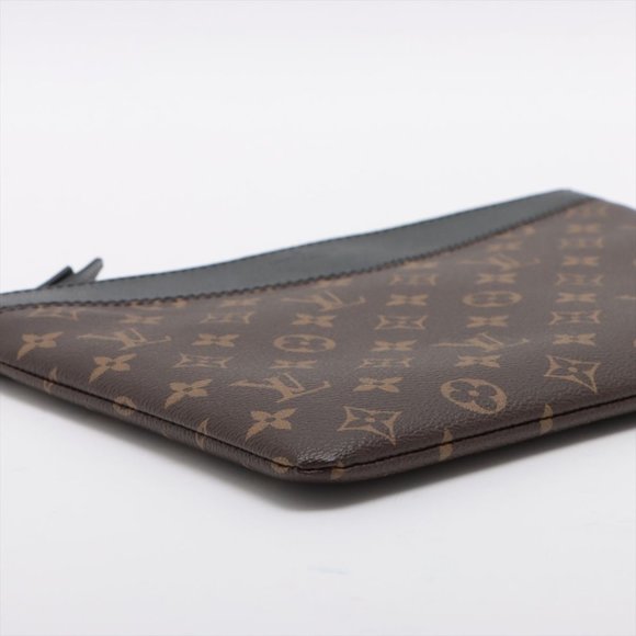 Louis Vuitton Daily Pouch - Picture 5 of 11